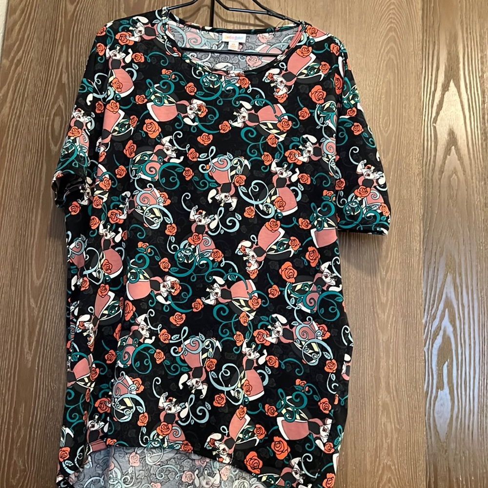 Lularoe Disney Queen of Hearts Shirt Size XS